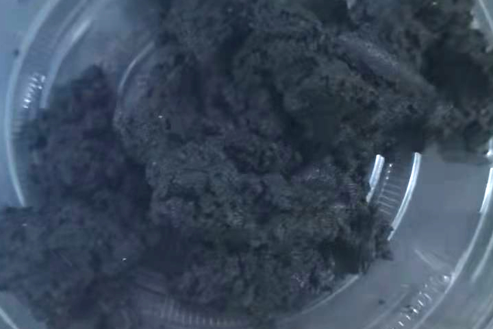 污泥烘干機(jī)系統(tǒng)適合于粘性較大的各種污泥干燥，可將含水85％左右的濕污泥脫水到50%左右再烘干成為含水10％以下的干粉
