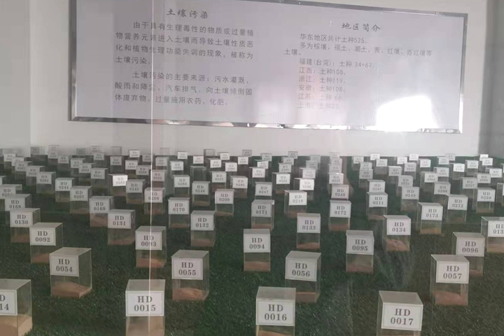 來自礦產(chǎn)開發(fā)、洗選加工過程中產(chǎn)生的大量粘土、泥土礦沙由于持水性高、粘度大、易抱團(tuán)結(jié)塊給后續(xù)物料磨粉、焙燒等工序造成不良影響，烘干機(jī)廠家鄭州東鼎干燥針對(duì)此類物料干燥及應(yīng)用特
