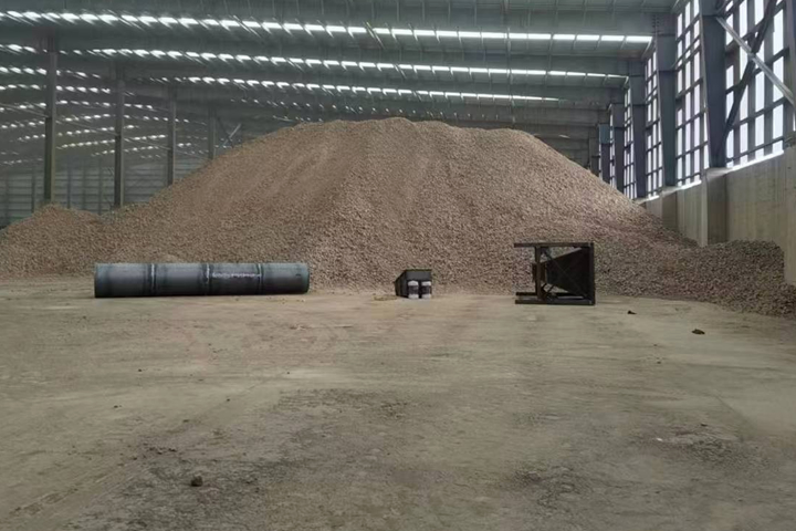 礦石烘干機是東鼎干燥針對冶金建材行業(yè)推出的專用烘干設(shè)備，具有產(chǎn)能大、耐磨損、熱能消耗低、自動化程度高的特點。