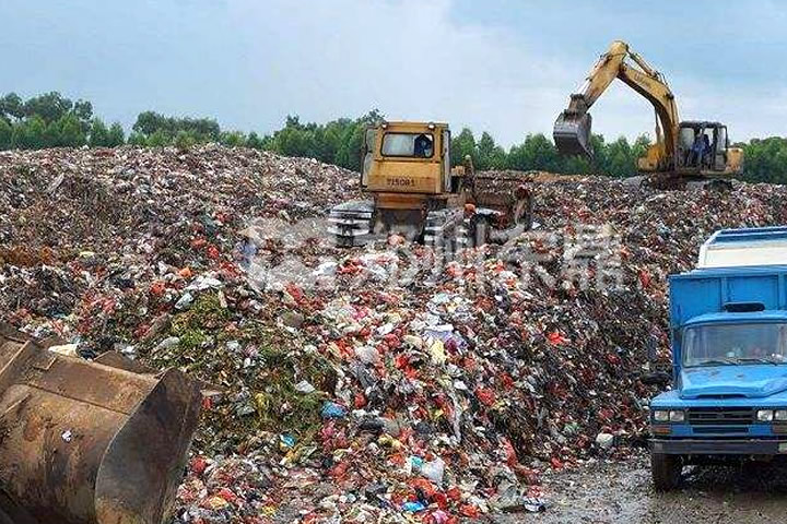 生活垃圾烘干機是鄭州東鼎針對人們日常生活過程中產生的垃圾固廢（其中包括樹枝、布料碎片、塑料、木塊、植物莖葉等）進行處理利用開發(fā)的一種專用烘干設備。