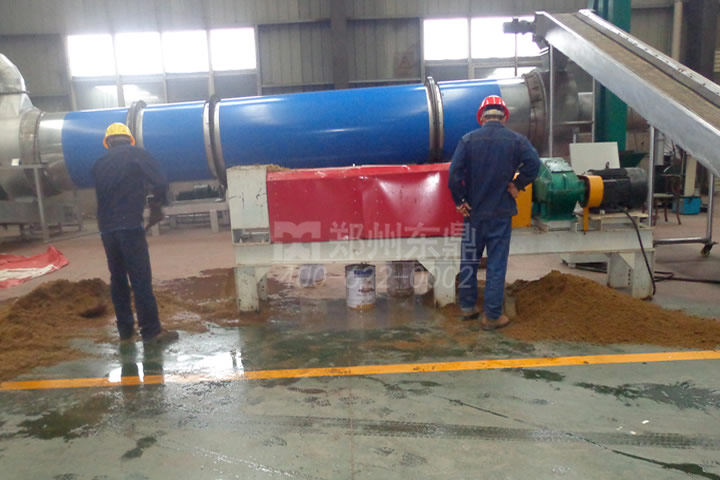 螺旋擠壓式酒糟脫水機(jī)可以調(diào)整壓力和轉(zhuǎn)速，控制酒糟物料脫水效果。