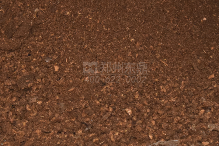 菌菇渣烘干機(jī)通過熱能轉(zhuǎn)換快速將菌渣中的多余水分脫除，改善了菌渣的儲裝運特性。
